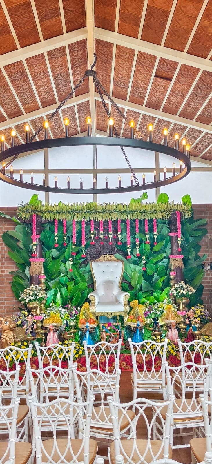 Leaf backdrop stage with guest seating